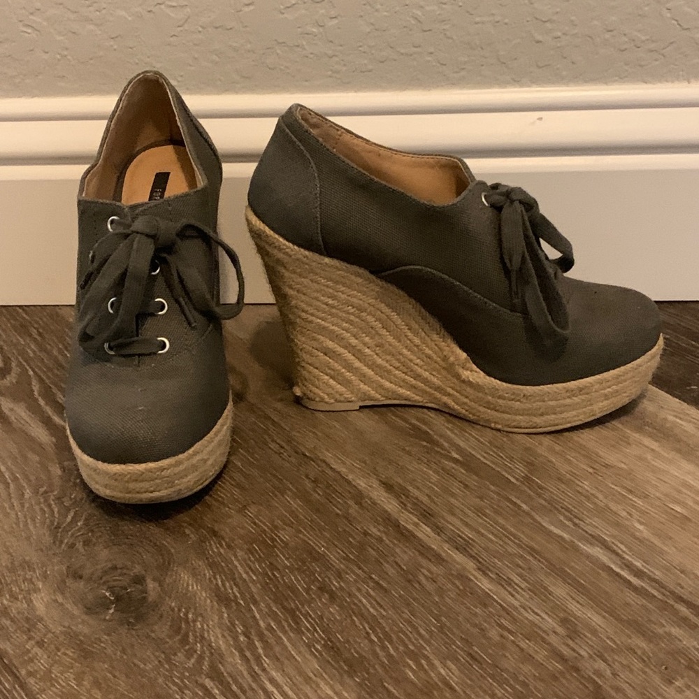 Closed toe wedges